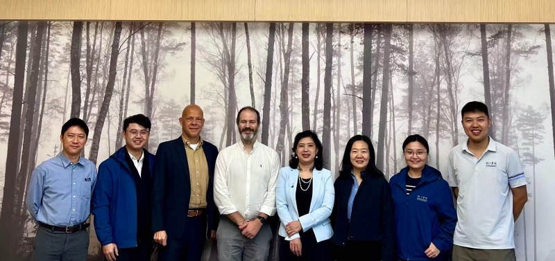 Engaging in Dialogue at the Long Feng Science Forum