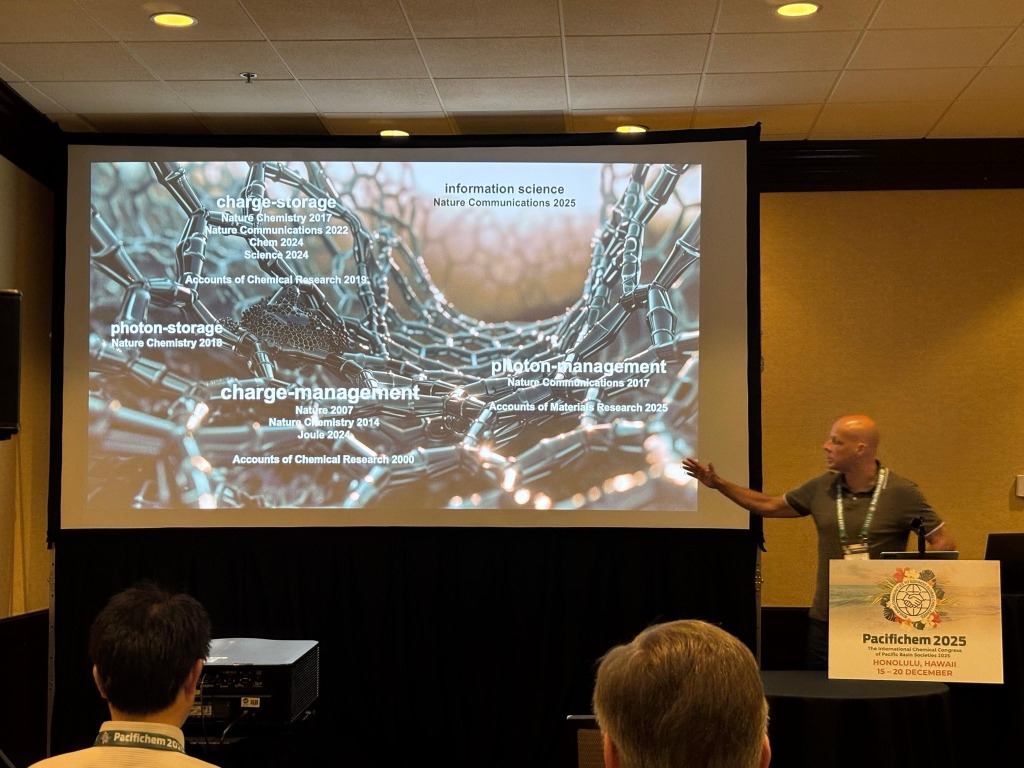 Dirk Guldi presenting “Carbon Dots in Action: Advancing from Dye-Sensitized Solar Cells to Photocatalysis” at Pacifichem 2025 in Honolulu.